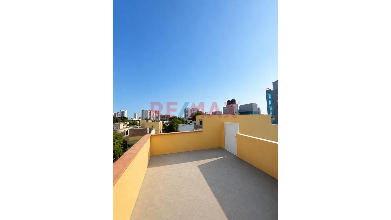 Casa Tipo Chalet De 4 Pisos En Jesús María | 7 Dormitorios + Patio - 18
