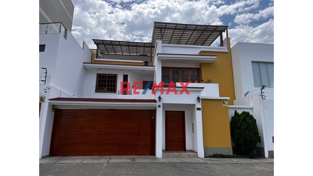 Se  Vende Hermosa Casa De 3 Pisos Con Excelentes Acabados En Urbanización El Golf A 800,000 Dólares - 1