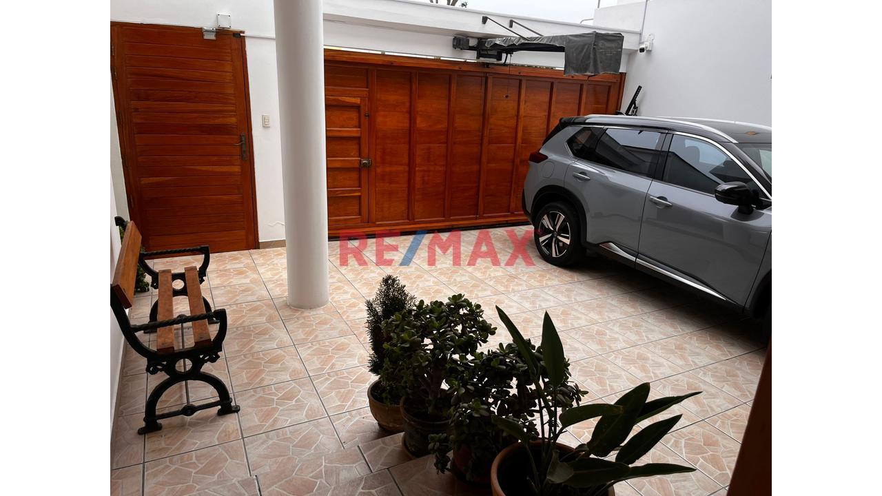 Se Vende Hermosa Casa De 3 Pisos Con Excelentes Acabados En Urbanización El Golf A 800,000 Dólares - 2