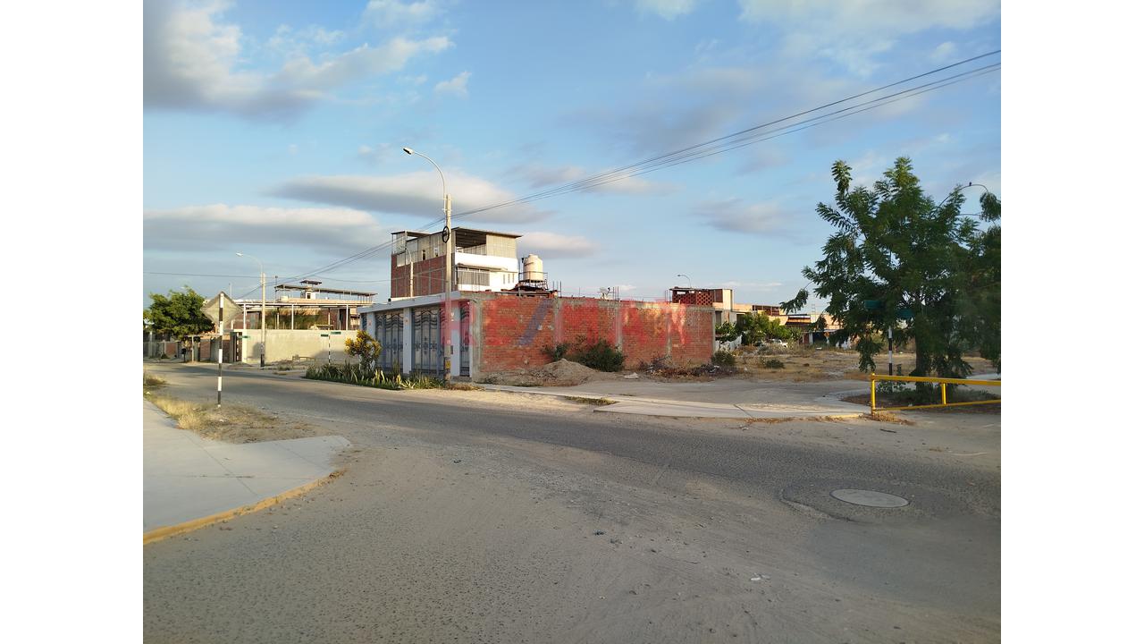 Venta De Casa En Urbanización.Planicie Costado De Parque - 11