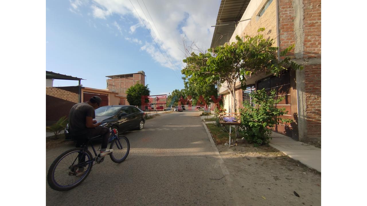 Venta De Casa En Urbanización.Planicie Costado De Parque - 18