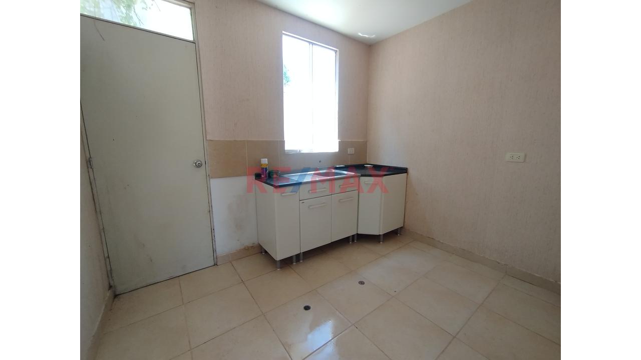 Venta De Casa En Urbanización.Planicie Costado De Parque - 5