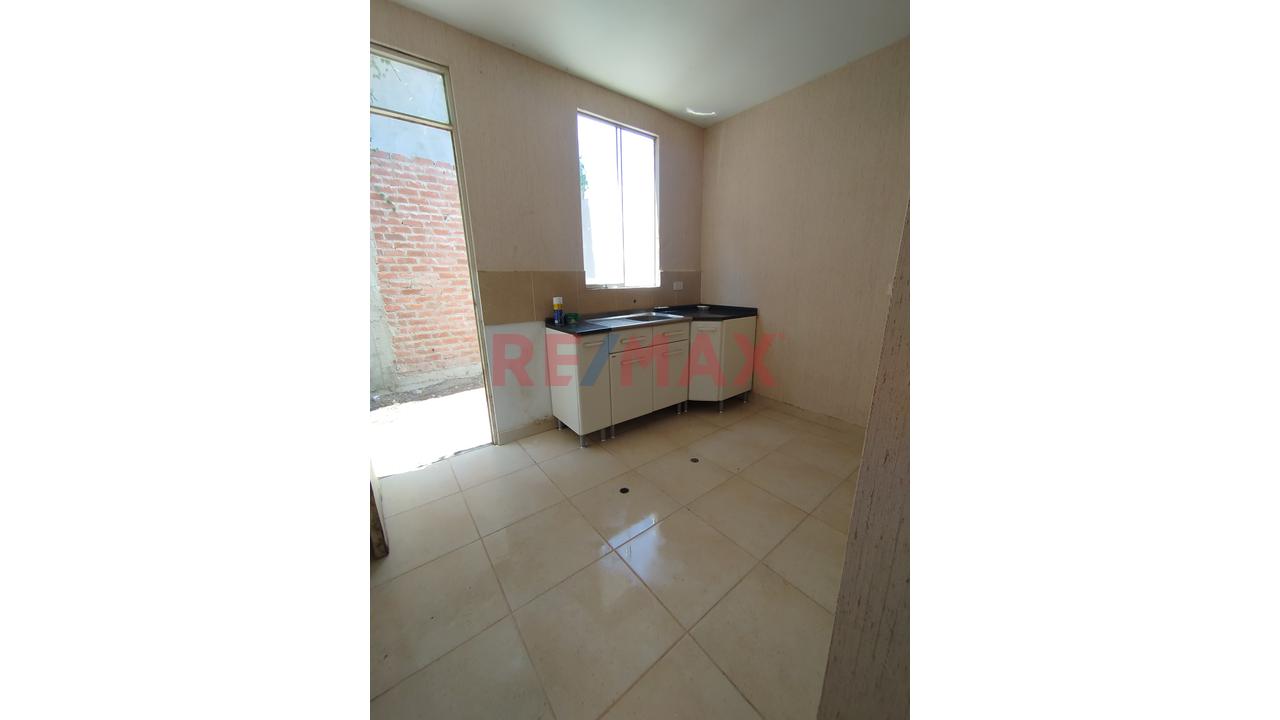 Venta De Casa En Urbanización.Planicie Costado De Parque - 13