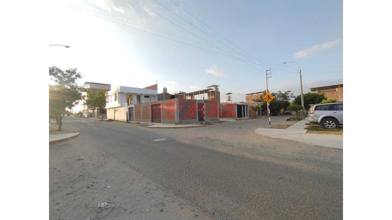 Venta De Casa En Urbanización.Planicie Costado De Parque - 16
