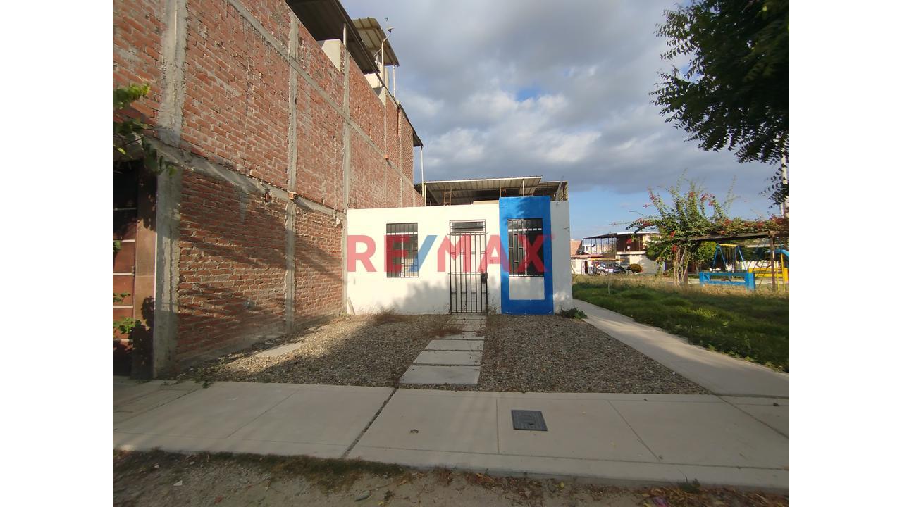 Venta De Casa En Urbanización.Planicie Costado De Parque - 1