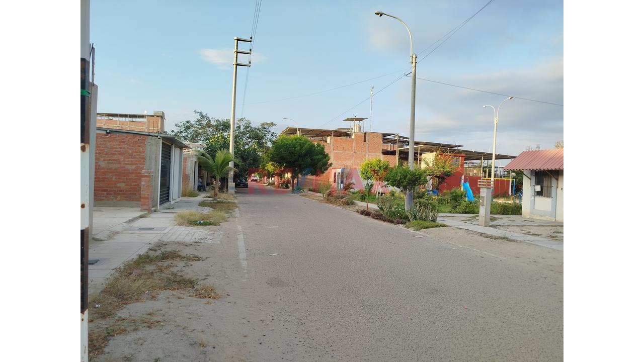 Venta De Casa En Urbanización.Planicie Costado De Parque - 17