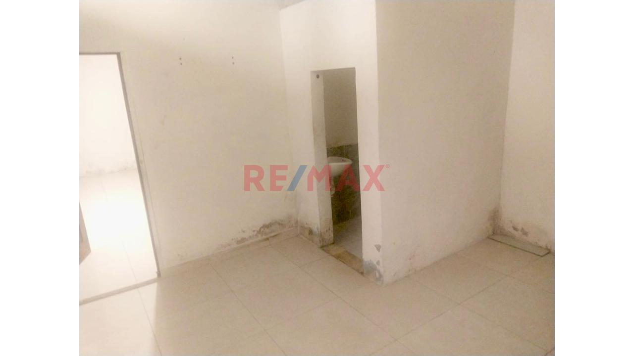 Casa De 2 Pisos En Venta En El Centro De Iquitos | 255 M² | Negocio Puerta A Calle | Excelente Ubicación - 2