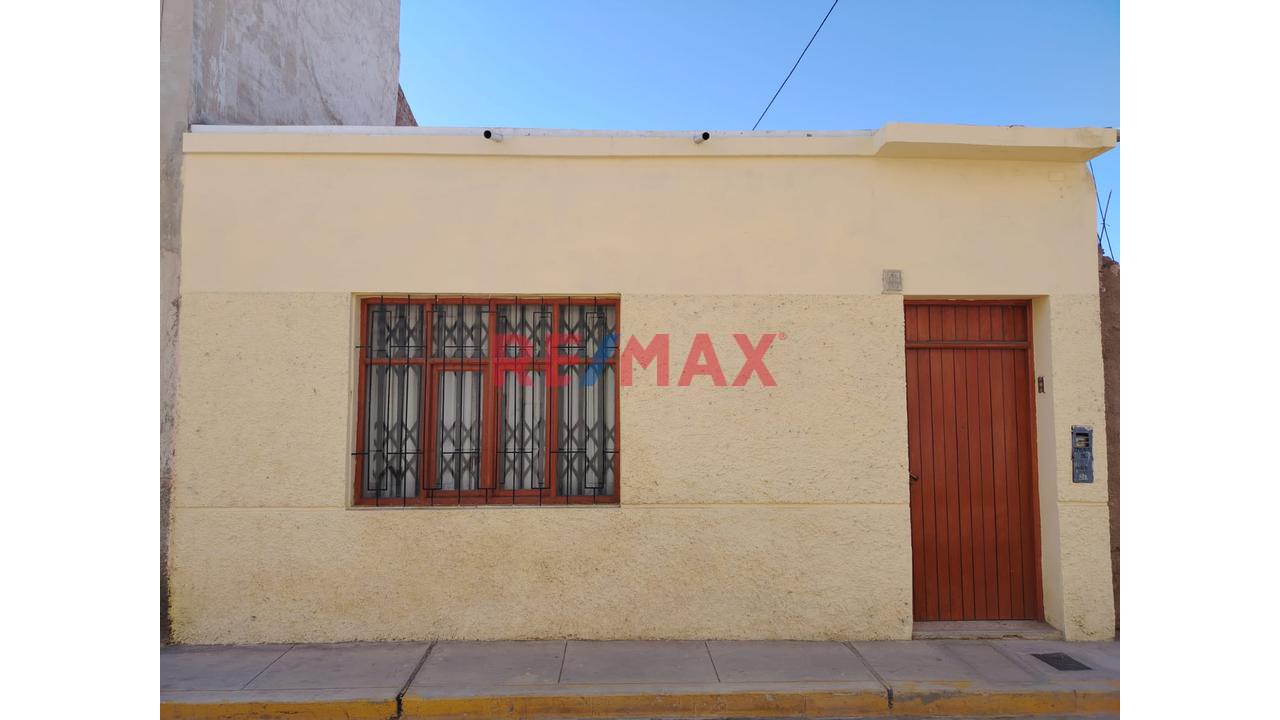 Casa En Venta A Una Cuadra De Parque Principal Lambayeque