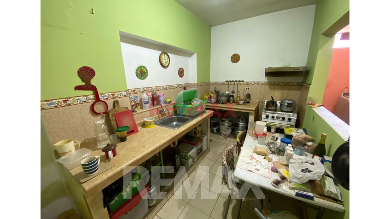 Venta De Casa En Villa Maria Del Triunfo Con Cochera Techada - 12