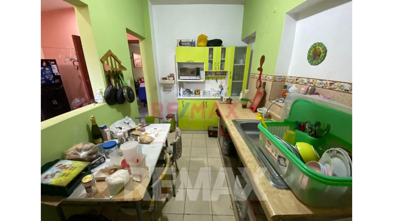 Venta De Casa En Villa Maria Del Triunfo Con Cochera Techada - 8