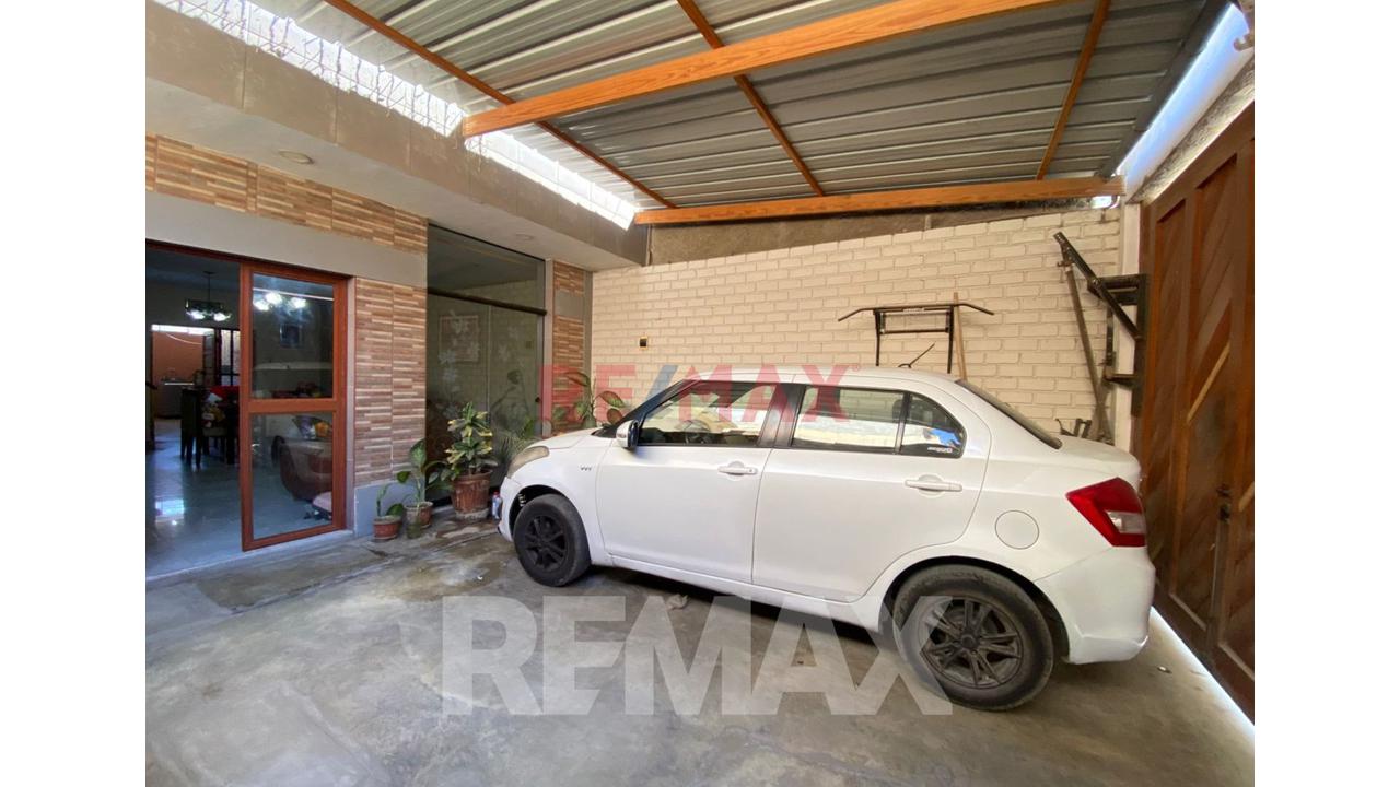 Venta De Casa En Villa Maria Del Triunfo Con Cochera Techada - 6