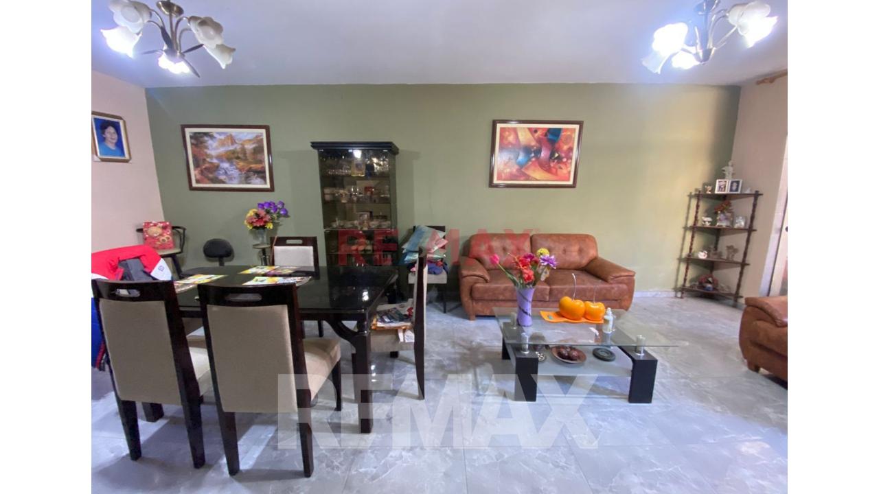 Venta De Casa En Villa Maria Del Triunfo Con Cochera Techada - 5