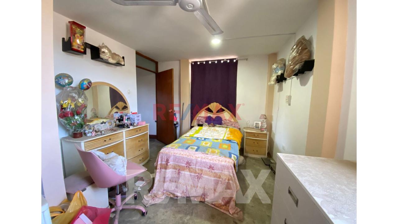 Venta De Casa En Villa Maria Del Triunfo Con Cochera Techada - 21