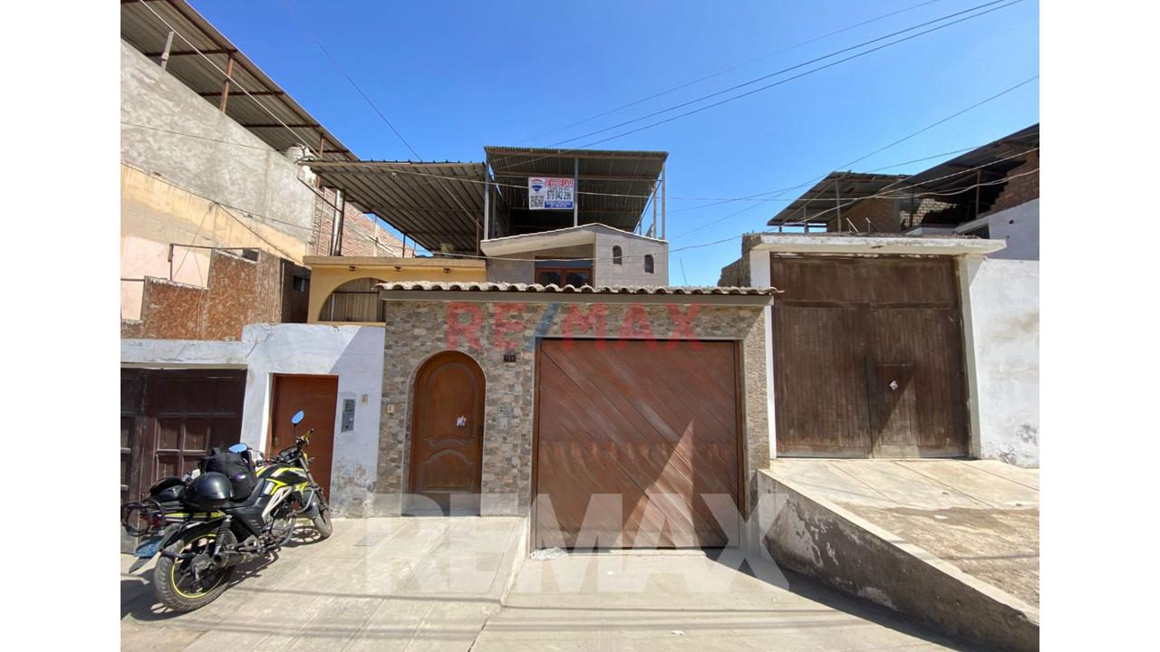 Venta De Casa En Villa Maria Del Triunfo Con Cochera Techada - 2