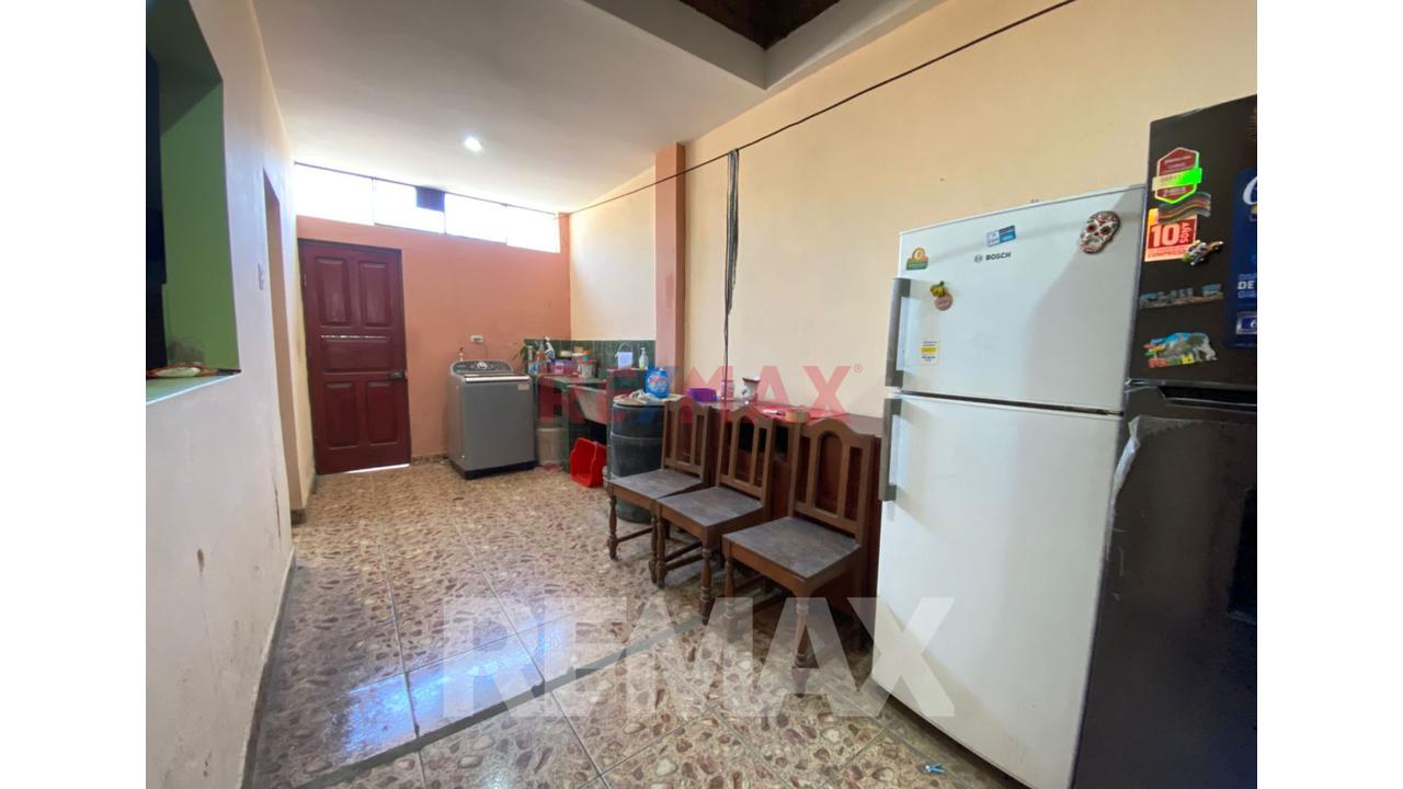 Venta De Casa En Villa Maria Del Triunfo Con Cochera Techada - 14