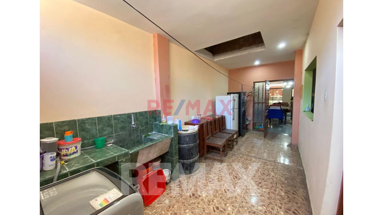 Venta De Casa En Villa Maria Del Triunfo Con Cochera Techada - 10