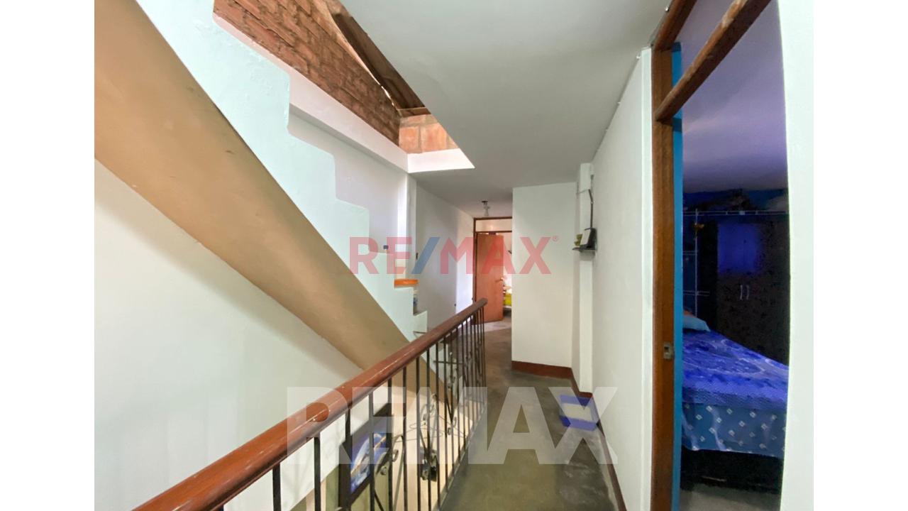 Venta De Casa En Villa Maria Del Triunfo Con Cochera Techada - 17