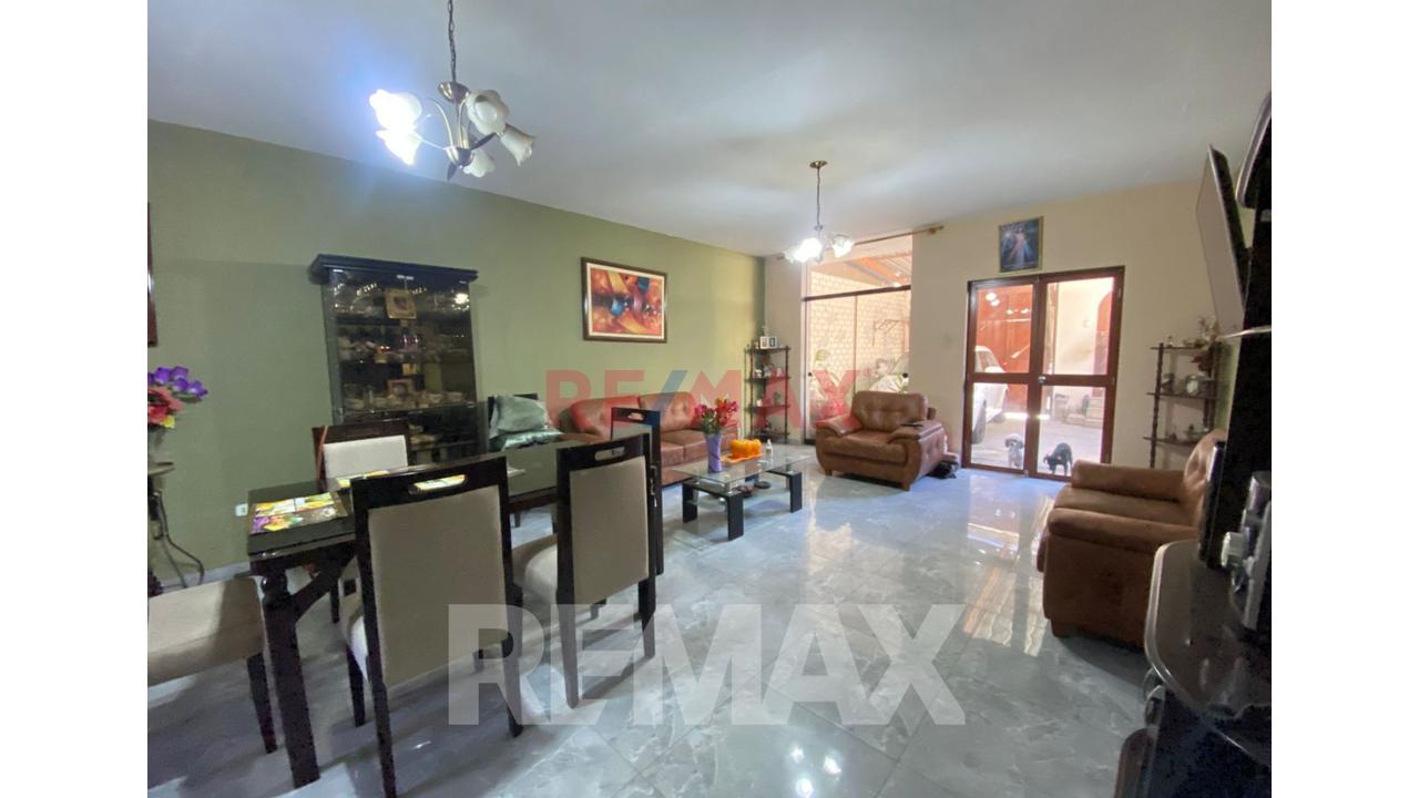 Venta De Casa En Villa Maria Del Triunfo Con Cochera Techada