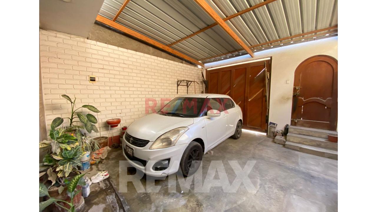 Venta De Casa En Villa Maria Del Triunfo Con Cochera Techada - 3