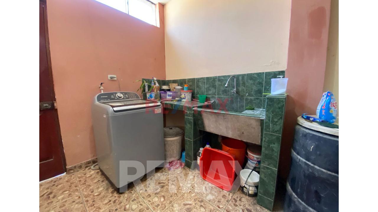 Venta De Casa En Villa Maria Del Triunfo Con Cochera Techada - 11