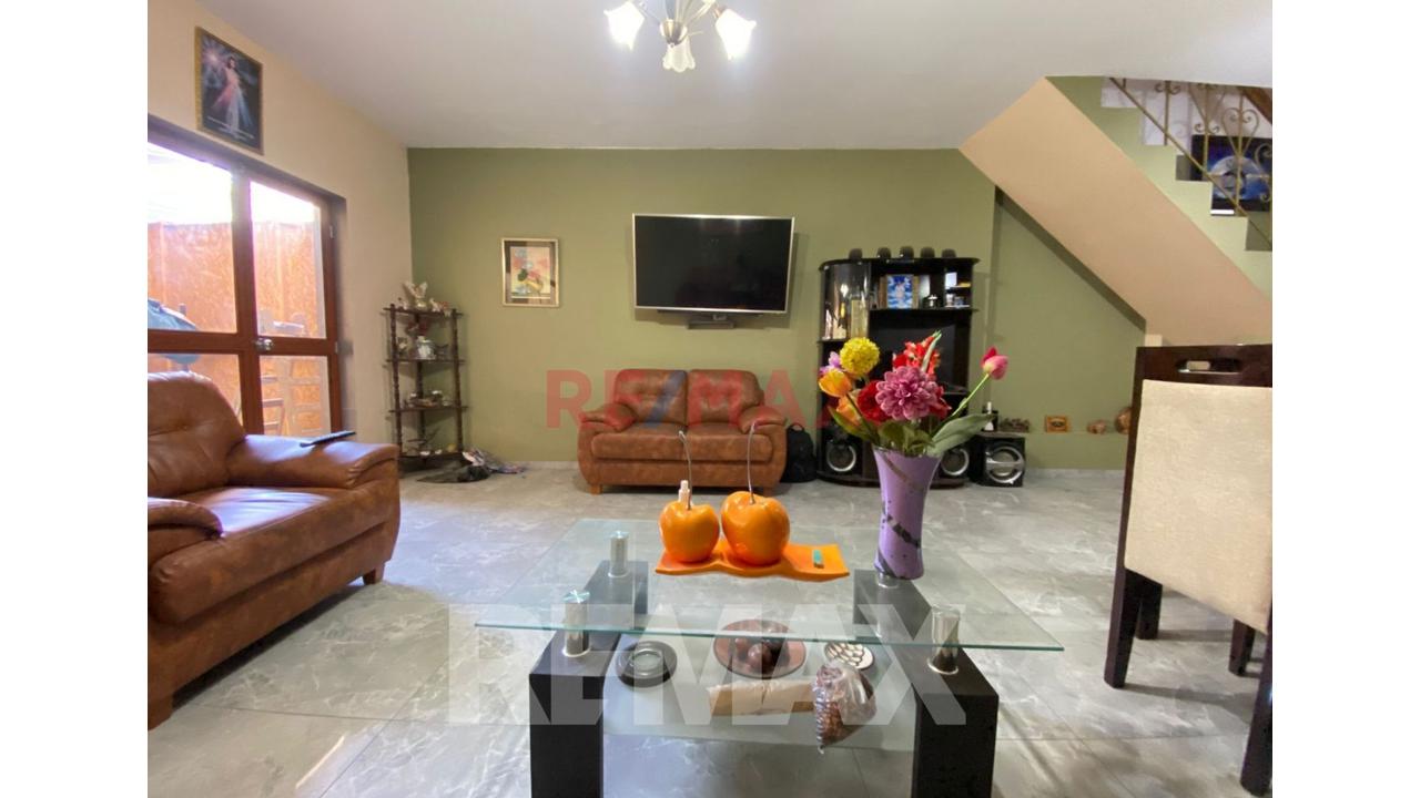 Venta De Casa En Villa Maria Del Triunfo Con Cochera Techada - 4