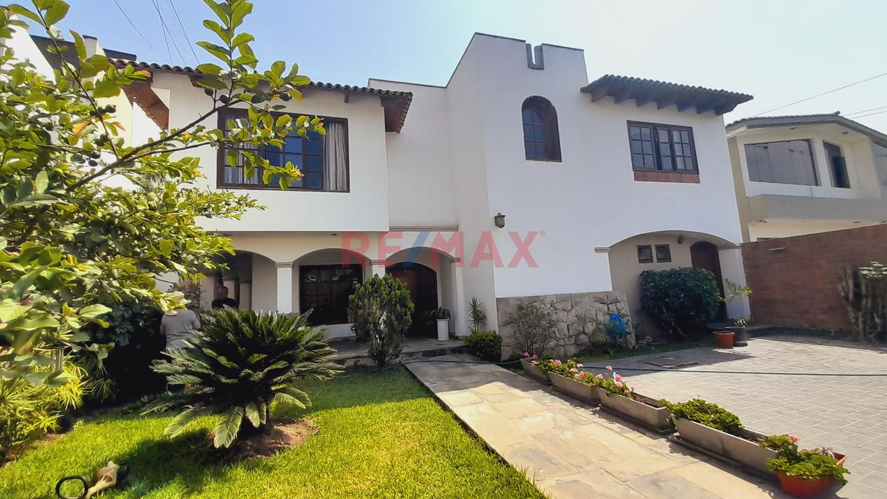 La Molina - Hermosa Casa En Venta - Urb. Isla Del Sol - 2