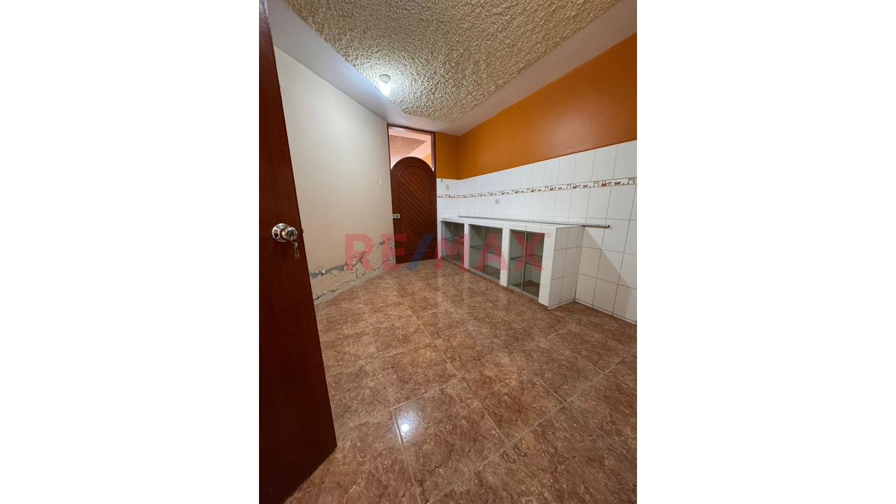 Casa De 2 Pisos En Venta Urb. El Ingeniero I - 18