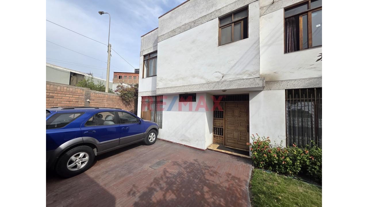Casa Amplia De 3 Pisos En Surco - 2