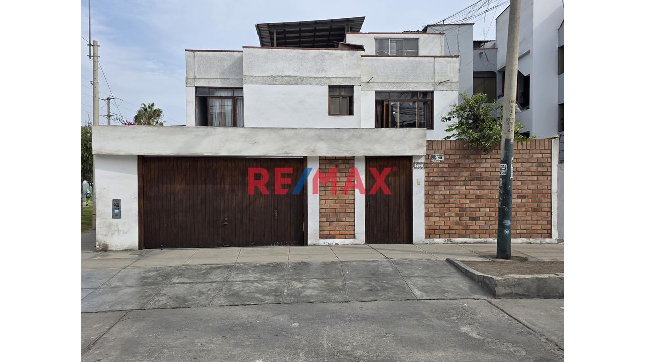 Casa Amplia De 3 Pisos En Surco - 1