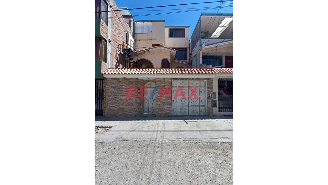 ¡Se Vende Amplia Casa En Jlbyr! ✨🏡