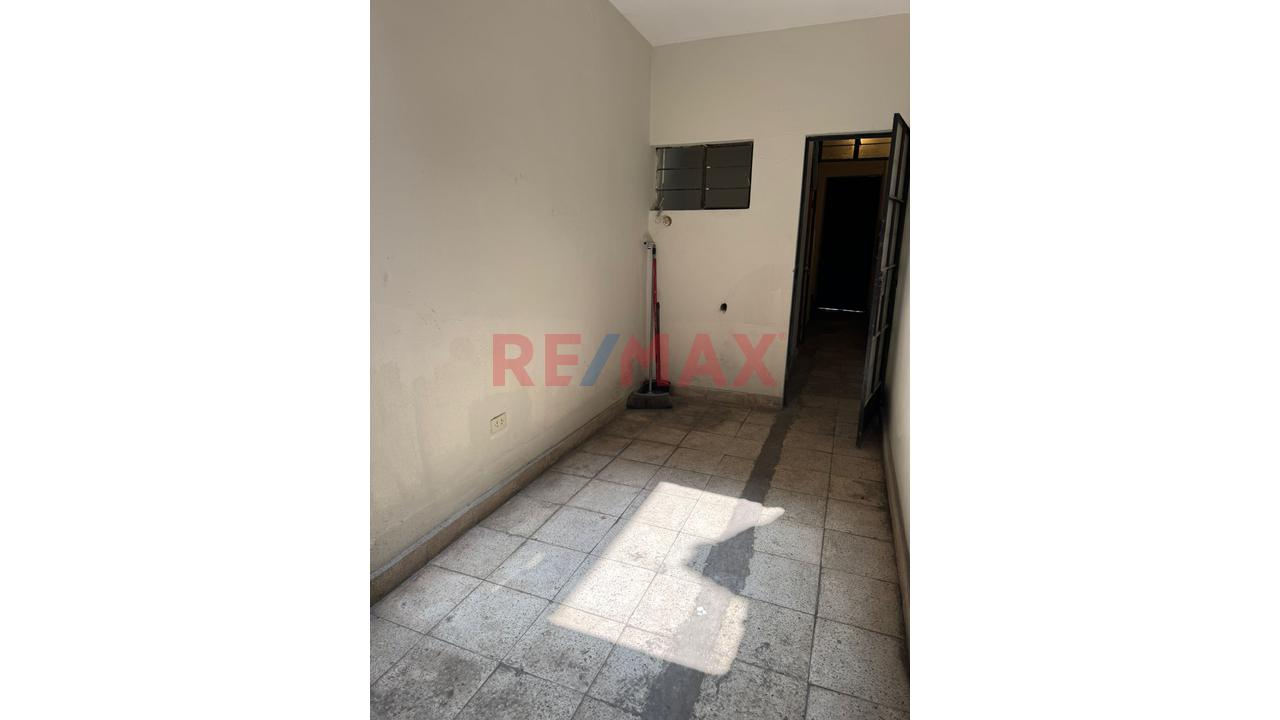 Casa Dos Pisos Muy Buena Ubicacion En Zona Centrica De San Martin De Porres — foto 5