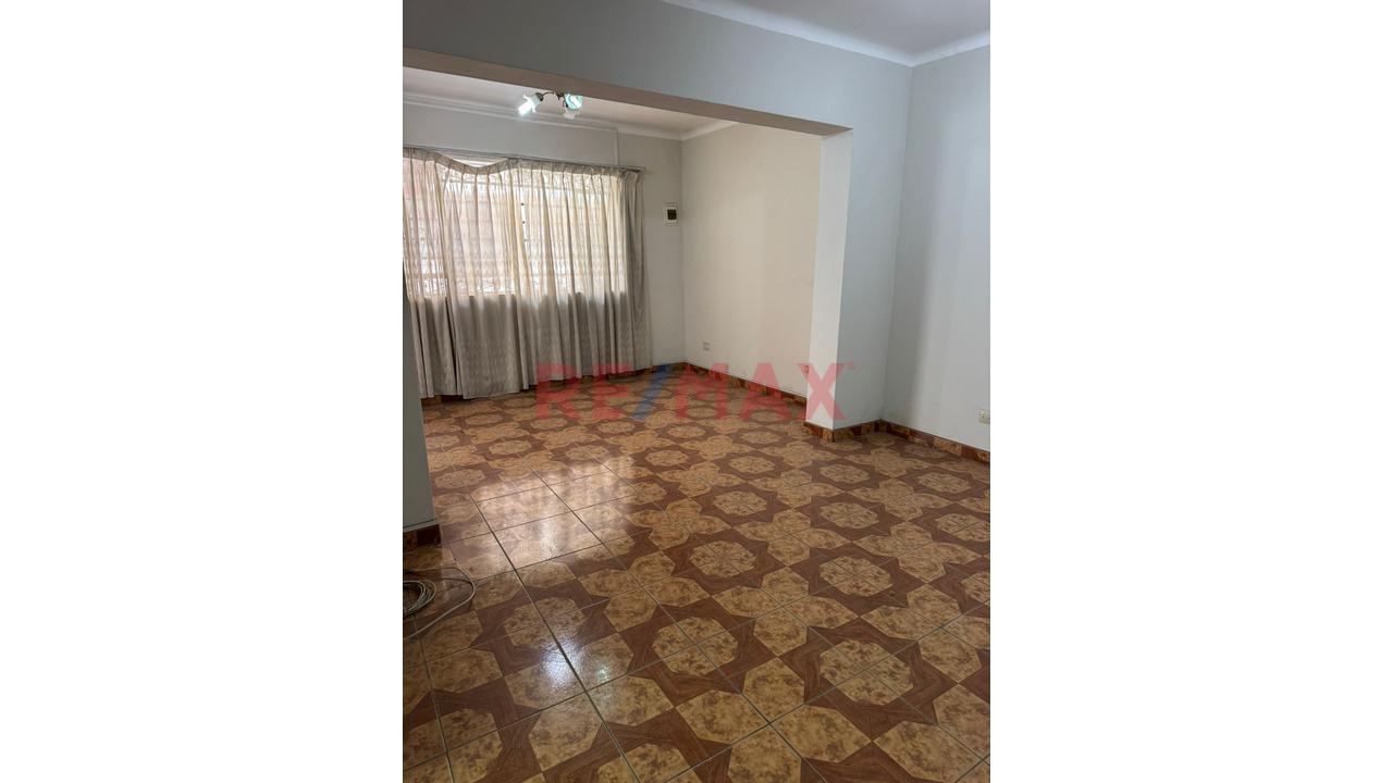 Casa Dos Pisos Muy Buena Ubicacion En Zona Centrica De San Martin De Porres — foto 3