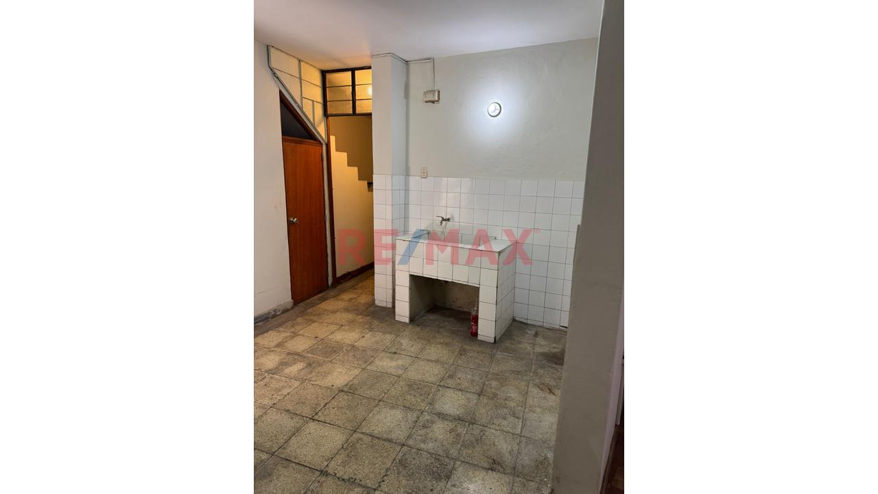 Casa Dos Pisos Muy Buena Ubicacion En Zona Centrica De San Martin De Porres — foto 8