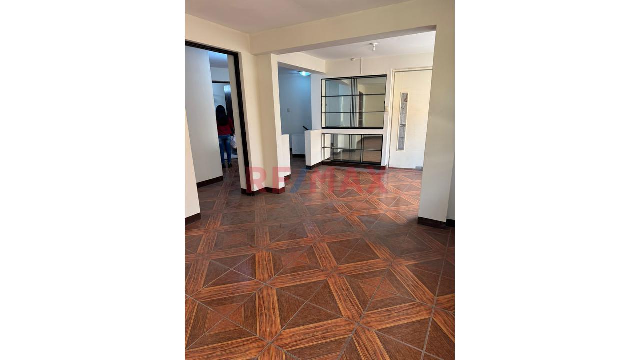 Casa Dos Pisos Muy Buena Ubicacion En Zona Centrica De San Martin De Porres