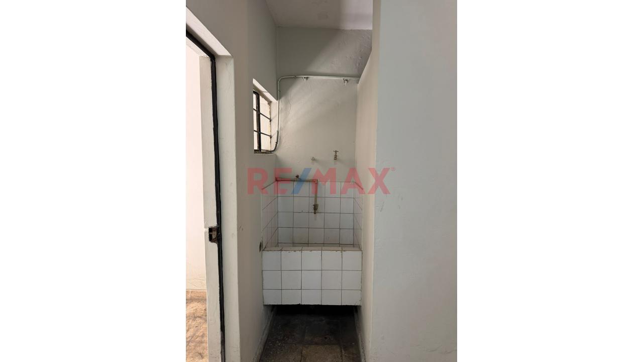 Casa Dos Pisos Muy Buena Ubicacion En Zona Centrica De San Martin De Porres — foto 6