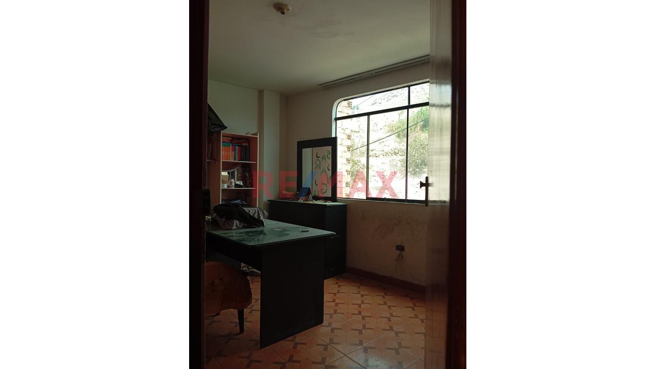 Se Vende Casa De 3 Pisos – Cerca A La Escuela De Policías – Av. Asháninka — foto 5