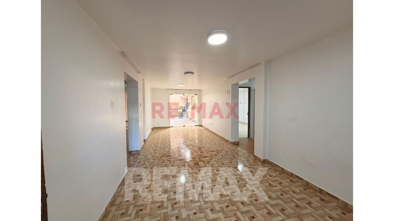 Departamento En 1Er Piso Con Local Comercial En Sjm - 186M2 En Zona Estratégica — foto 2