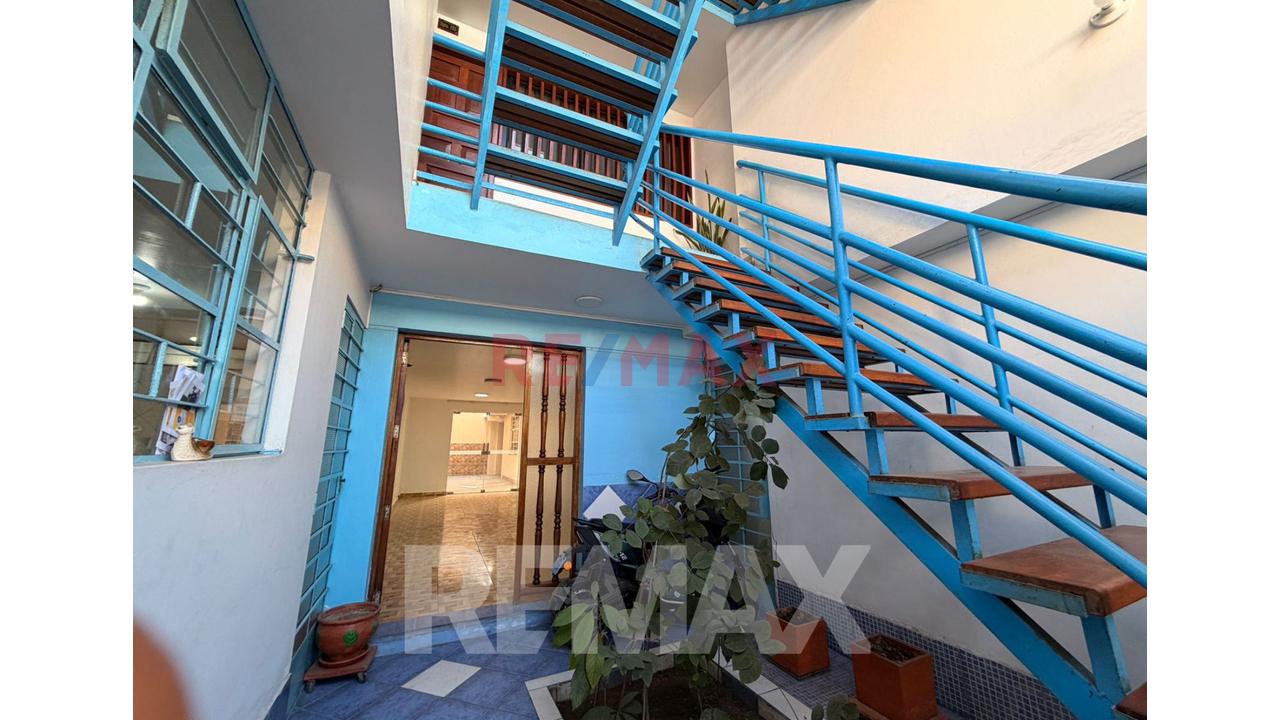 Departamento En 1Er Piso Con Local Comercial En Sjm - 186M2 En Zona Estratégica — foto 3