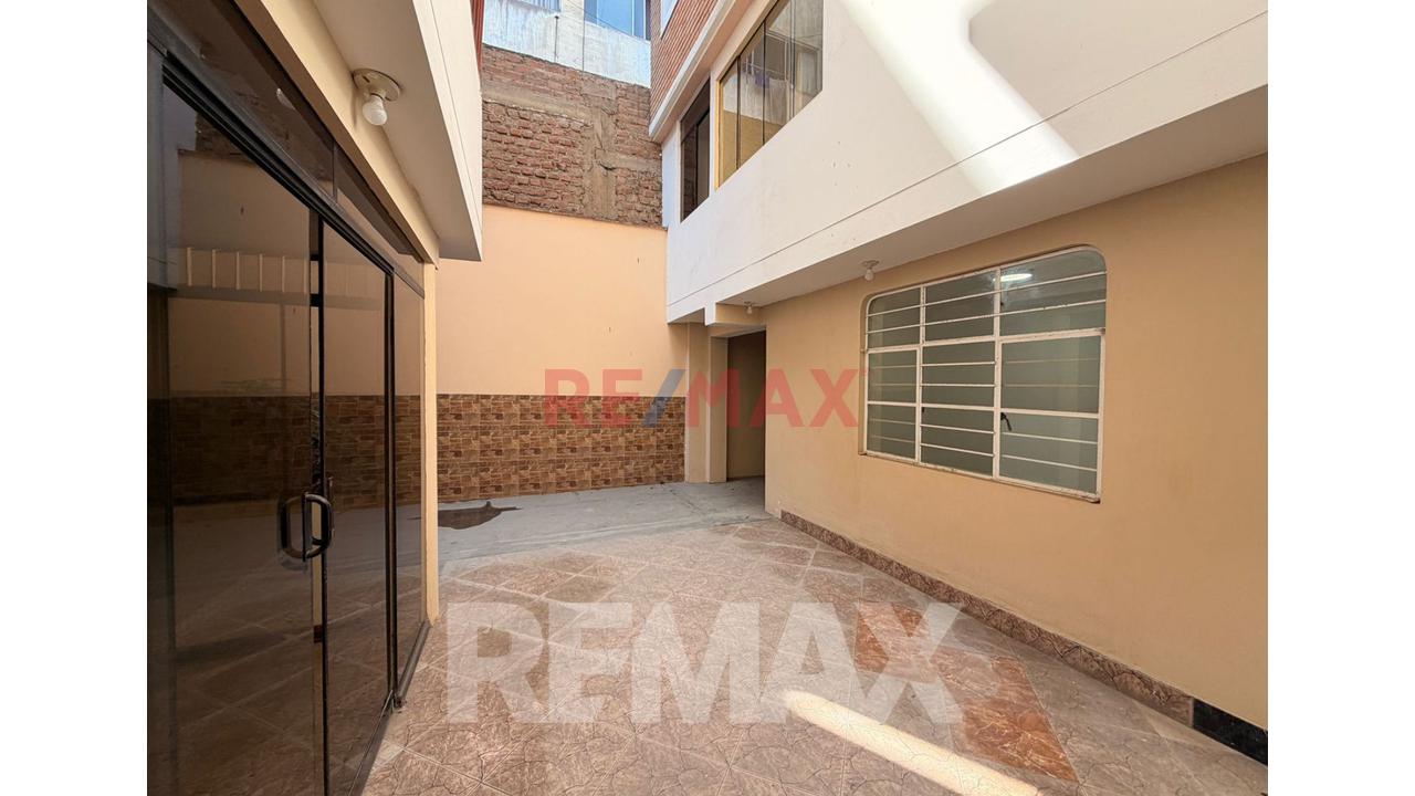 Departamento En 1Er Piso Con Local Comercial En Sjm - 186M2 En Zona Estratégica — foto 4