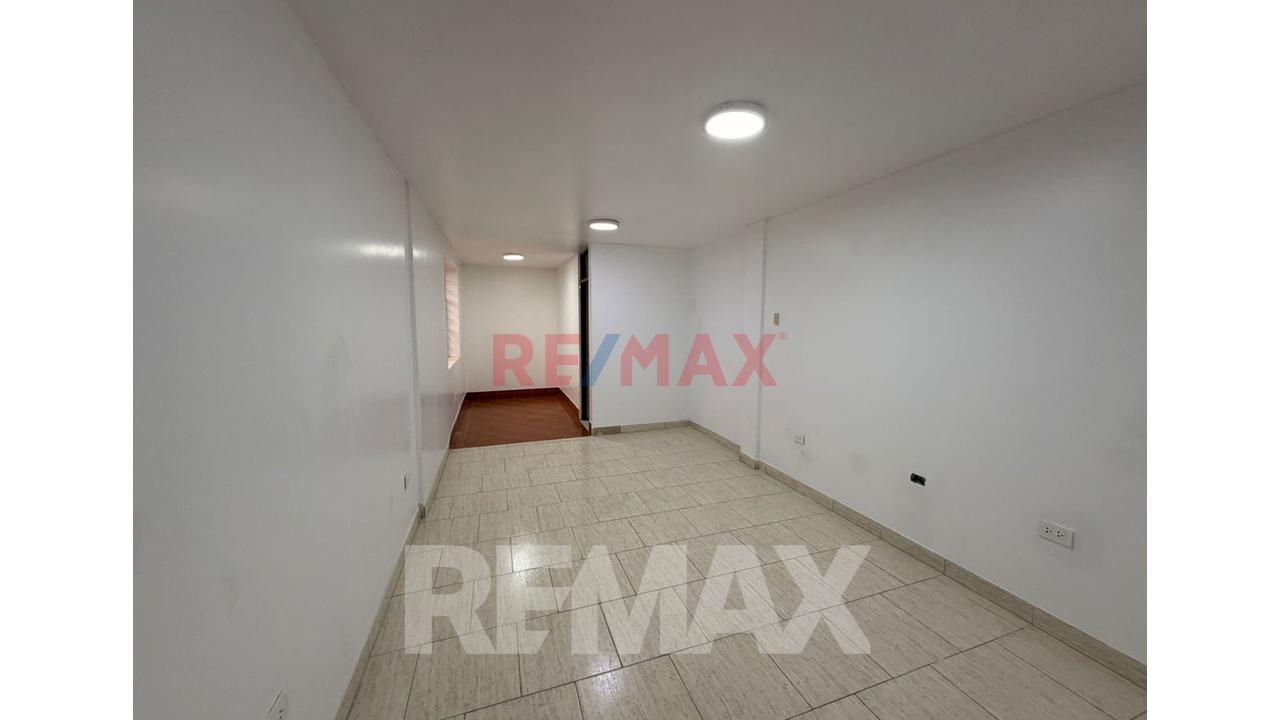 Departamento En 1Er Piso Con Local Comercial En Sjm - 186M2 En Zona Estratégica — foto 8