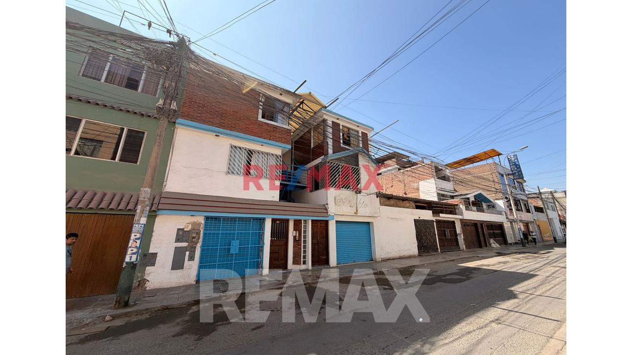 Departamento En 1Er Piso Con Local Comercial En Sjm - 186M2 En Zona Estratégica