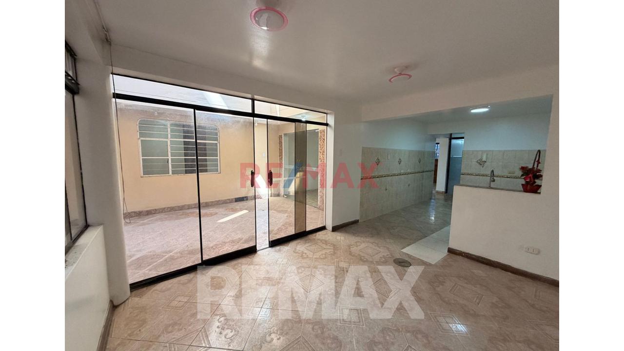 Departamento En 1Er Piso Con Local Comercial En Sjm - 186M2 En Zona Estratégica — foto 7