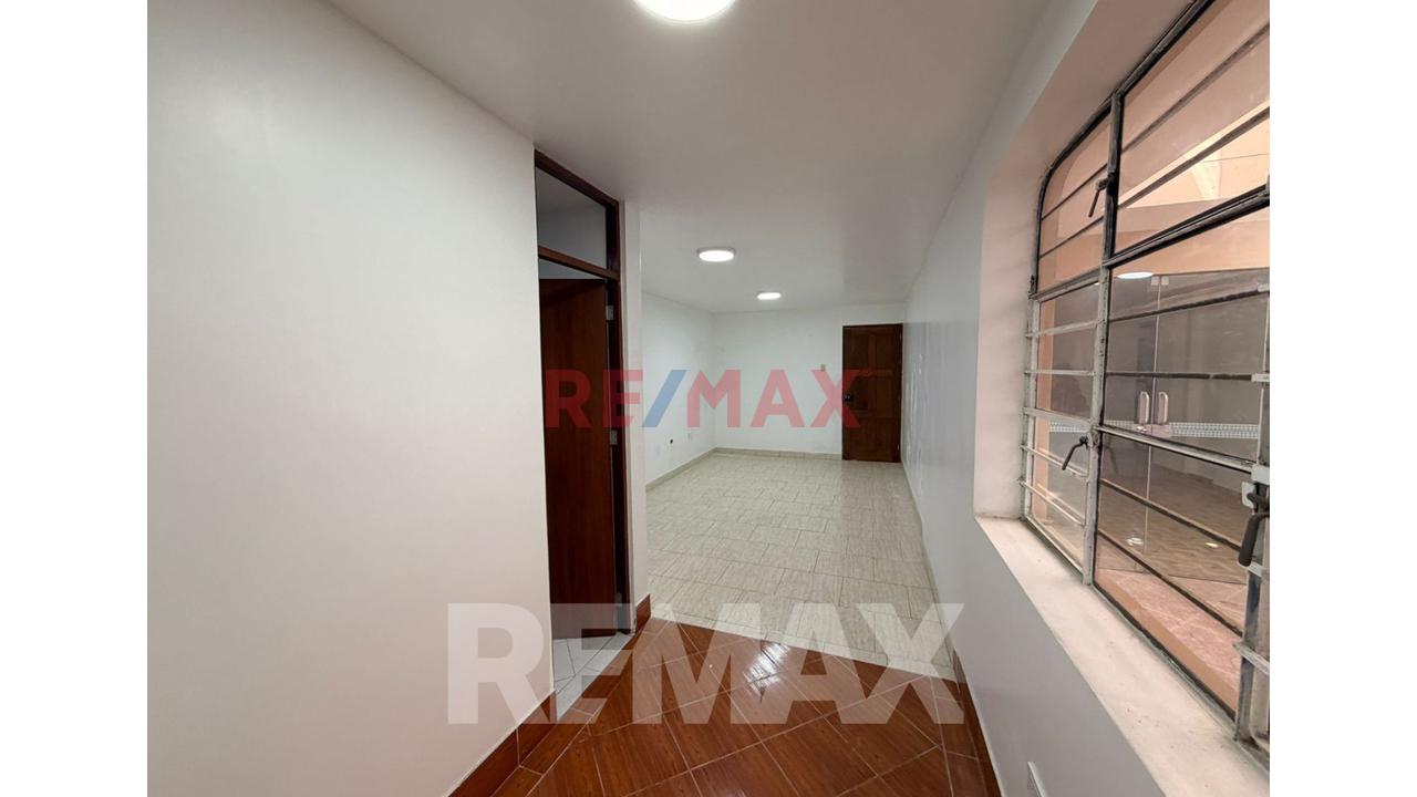 Departamento En 1Er Piso Con Local Comercial En Sjm - 186M2 En Zona Estratégica — foto 9