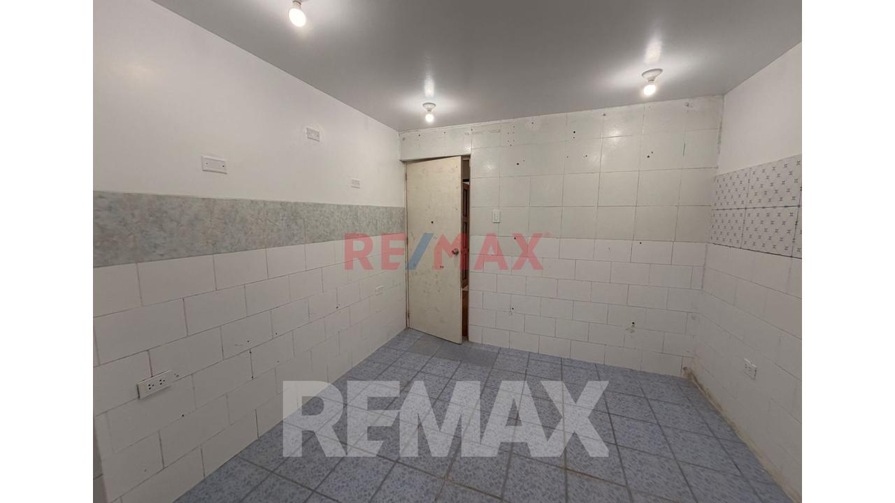 Departamento En 1Er Piso Con Local Comercial En Sjm - 186M2 En Zona Estratégica — foto 11