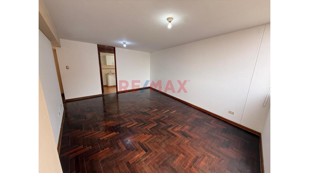 Venta De Departamento En Salamanca - Excelente Distribución E Iluminación - 3