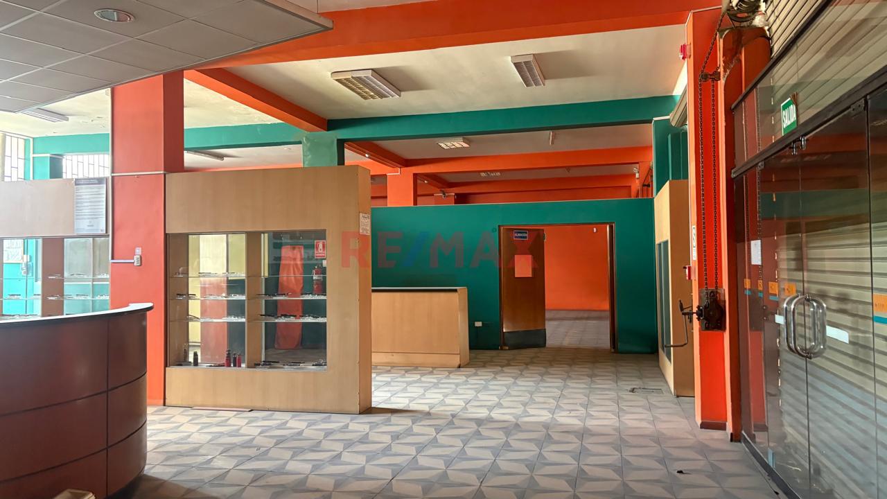 ¡Amplio Local Comercial Con Alta Exposición Y 5 Accesos A La Calle! - 2