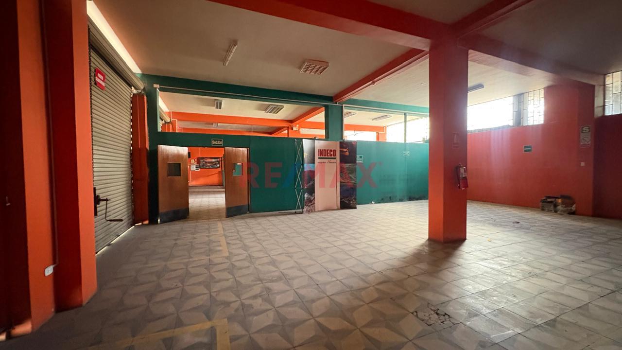 ¡Amplio Local Comercial Con Alta Exposición Y 5 Accesos A La Calle! - 3
