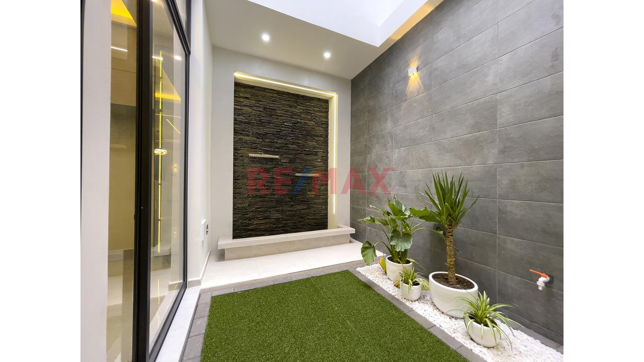 Casa De Estreno Frente A Parque En Venta - 4