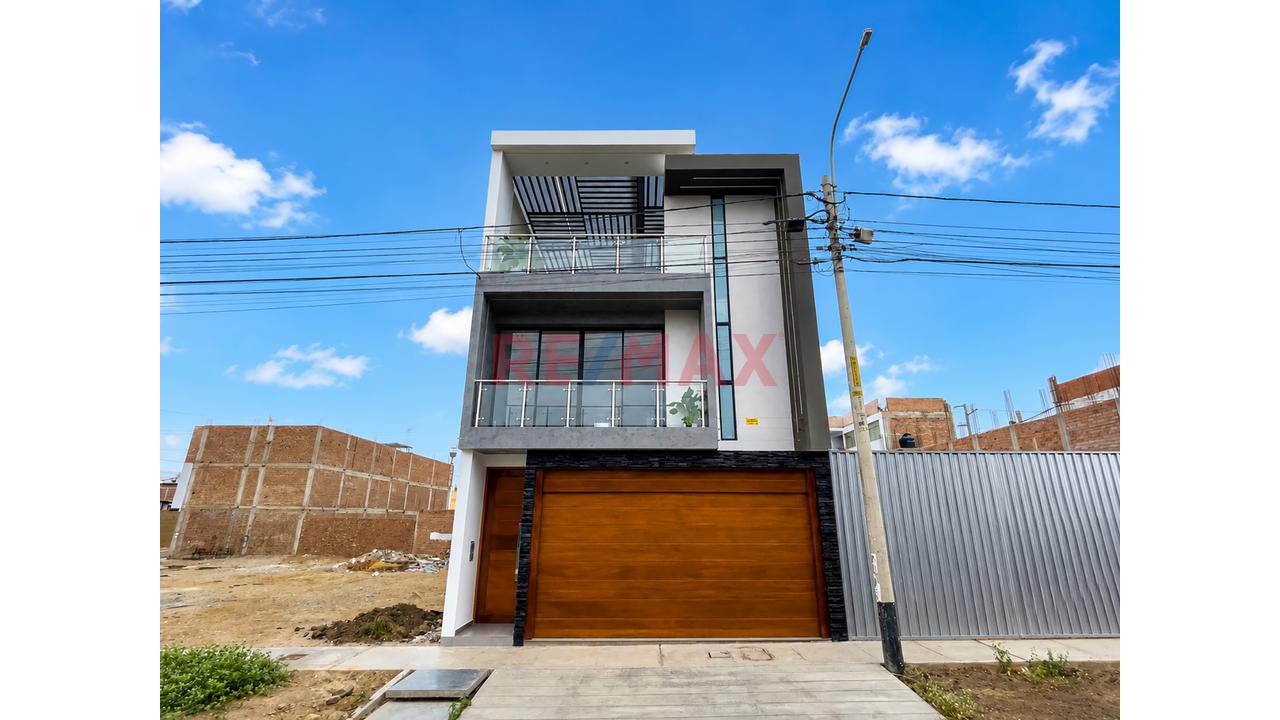 Casa De Estreno Frente A Parque En Venta - 1