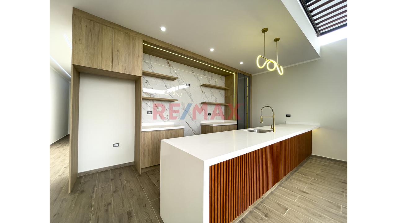 Casa De Estreno Frente A Parque En Venta - 9